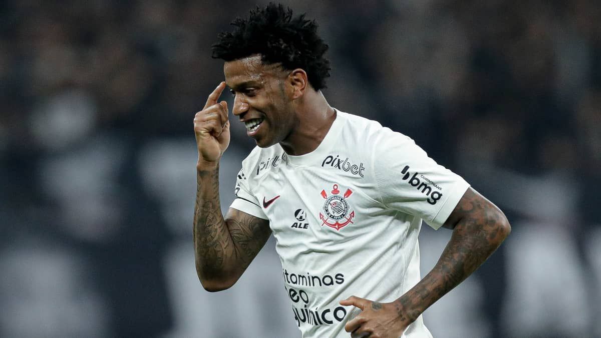 Gil desabafa sobre momento e críticas recebidas no Corinthians