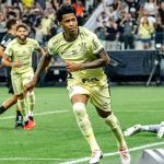 Corinthians aproveita expulsão, vence o Botafogo e decola na tabela do Brasileirão