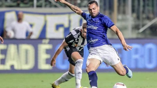 Gilberto, atacante do Cruzeiro, em ação no clássico contra o Atlético