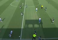 Gilberto marca golaço de falta antes do meio de campo para o Bahia; assista