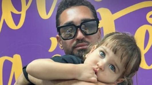 Gilberto carrega filha Manu em viagem para Salvador nesta sexta-feira (27)