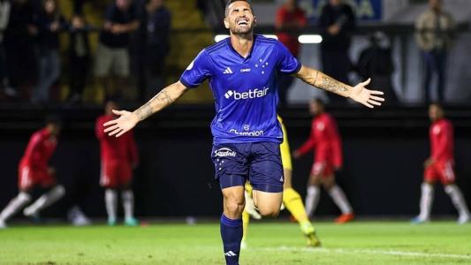 Gilberto celebra fim de jejum de gols pelo Cruzeiro