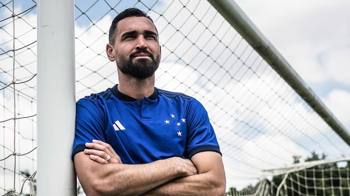 Cruzeiro x Athletic: com Gilberto e destaques da base, Pezzolano relaciona 21 jogadores 