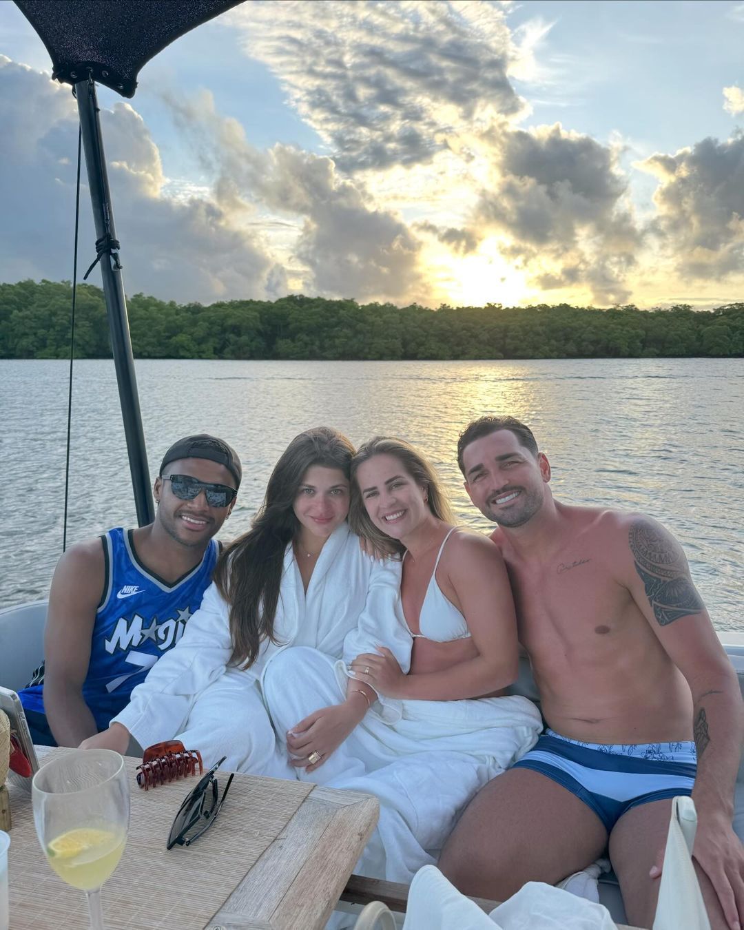 Ex-meia do Cruzeiro se encontra com atacante Gilberto, em Alagoas