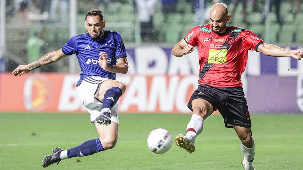Gilberto, do Cruzeiro, já marcou sete gols contra o Atlético na carreira