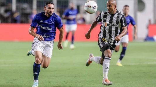 Gilberto e Mariano disputam bola em Cruzeiro x Atlético, no Independência