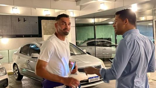 Gilberto e o elenco do Cruzeiro chegaram ao hotel no Recife na noite desta quarta (12)