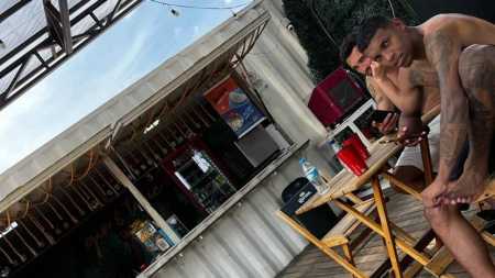 Gilberto e Vitor Leque em uma quadra de futevôlei em BH, nesta quinta-feira (23)