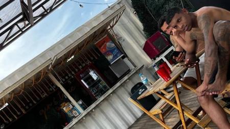 Gilberto e Vitor Leque em uma quadra de futevôlei em BH, nesta quinta-feira (23)