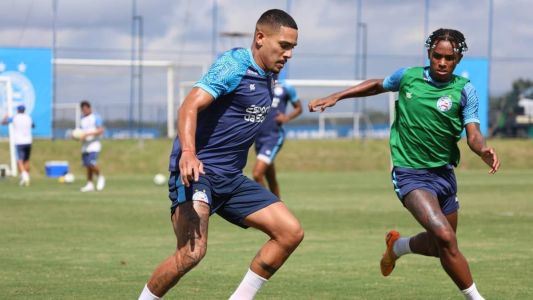 Gilberto (esquerda) já treina no Bahia, mas ainda não tem condições de jogo