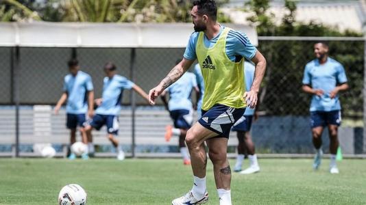 Gilberto fez trabalhos táticos nesta quarta-feira (25), na Toca da Raposa