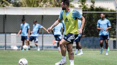 Gilberto fez trabalhos táticos nesta quarta-feira (25), na Toca da Raposa