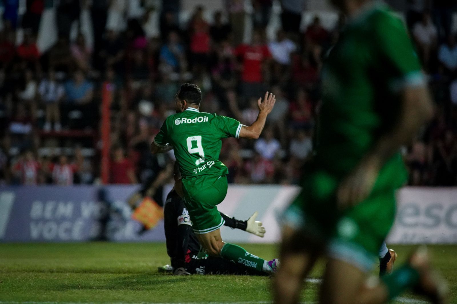 Dispensado pelo Cruzeiro, atacante marca duas vezes e leva equipe à semifinal