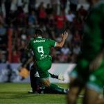 Dispensado pelo Cruzeiro, atacante marca duas vezes e leva equipe à semifinal