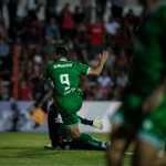 Dispensado pelo Cruzeiro, atacante marca duas vezes e leva equipe à semifinal