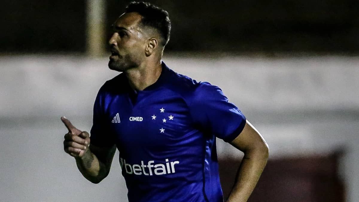 Gilberto faz três gols e pede música do AC/DC; assista ao clipe de Back in Black