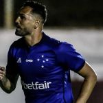 Gilberto faz três gols e pede música do AC/DC; assista ao clipe de Back in Black