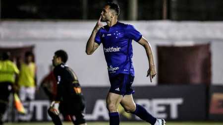 Gilberto marcou três vezes na goleada do Cruzeiro contra o Villa Nova, por 4 a 0