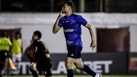Gilberto marcou três vezes na goleada do Cruzeiro contra o Villa Nova, por 4 a 0