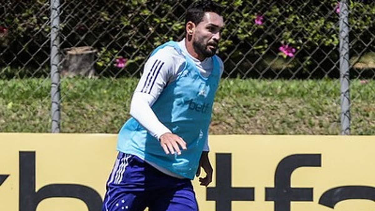 Gilberto se inspira em meia do Cruzeiro para tentar reviravolta no clube