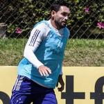 Gilberto se inspira em meia do Cruzeiro para tentar reviravolta no clube
