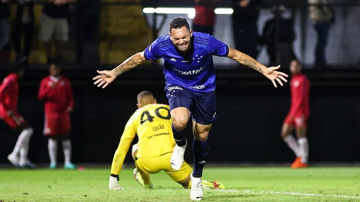 Gilberto marca, Cruzeiro vence Bragantino pela Série A e confirma grande fase