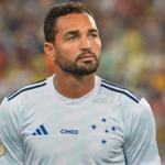 Zé Ricardo pensa em substituto para Gilberto, que deve perder vaga no Cruzeiro