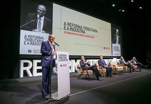 Gilmar Mendes compara reforma tributária a Plano Real e Alckmin usa pão de queijo para defender simplificação