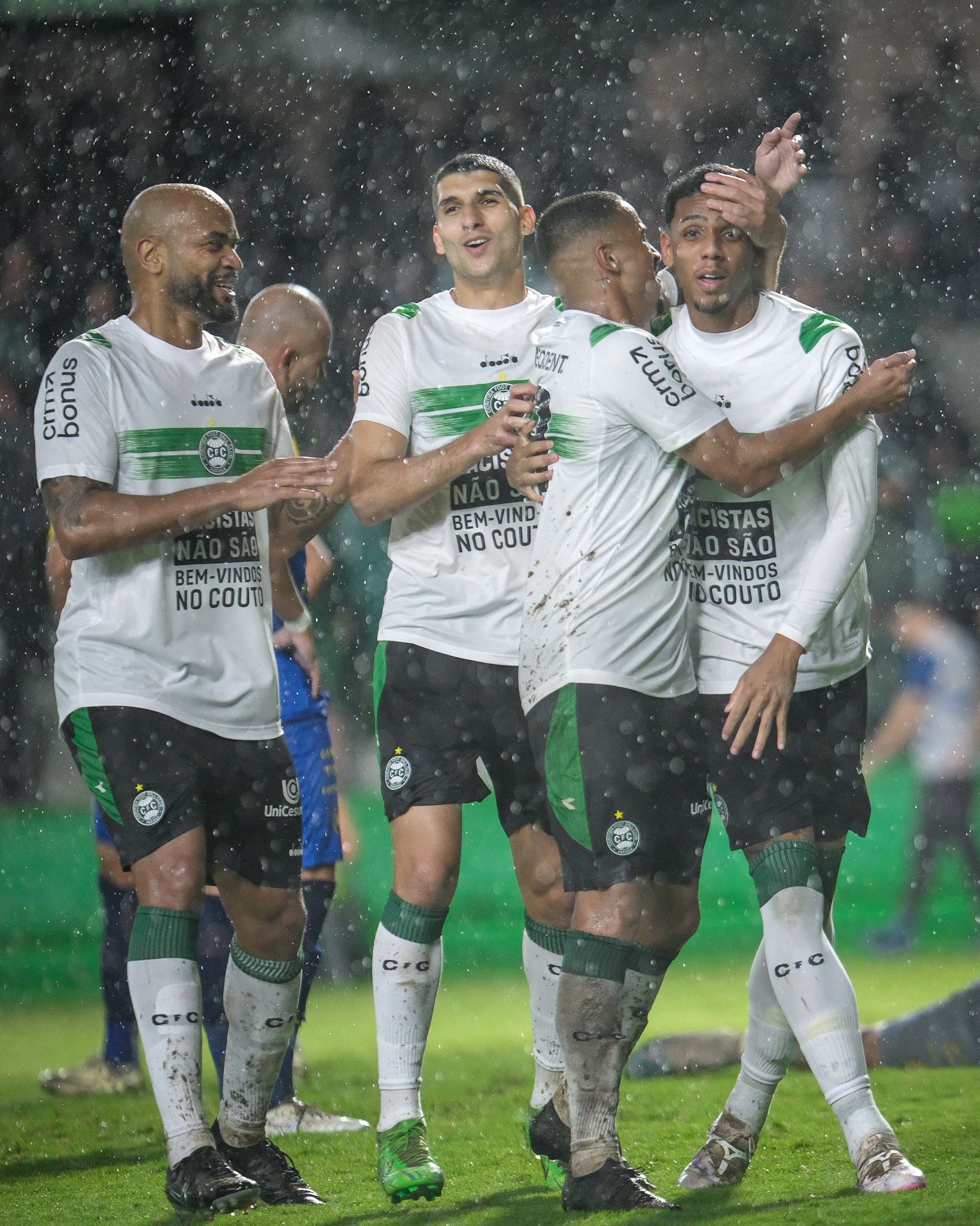 Coritiba goleia Andraus e dá salto na tabela do Paranaense