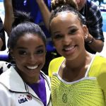 Rebeca Andrade e Simone Biles dançam juntas após Mundial de Ginástica; veja