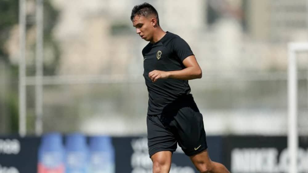 Voltando de lesão, Giovane chama atenção em treino do Corinthians