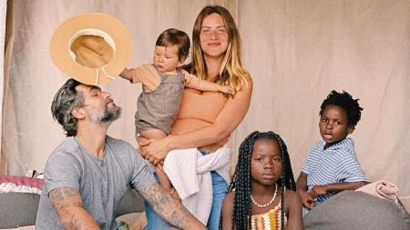 Giovanna Ewbank e Bruno Gagliasso estavam de férias com os filhos Zyan, Titi e Bless em Portugal