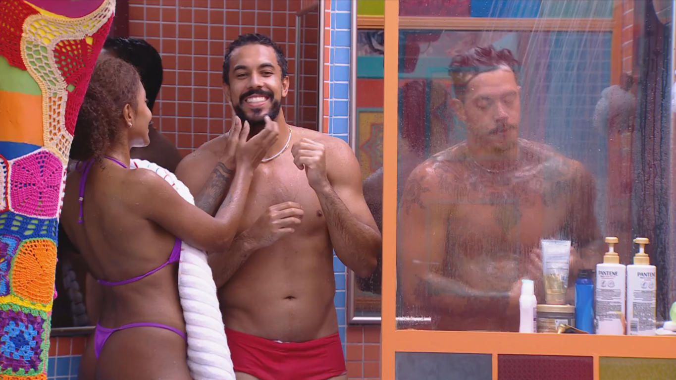 BBB 25: Giovanna toma banho com Maike e sister reage: 'danadinha'