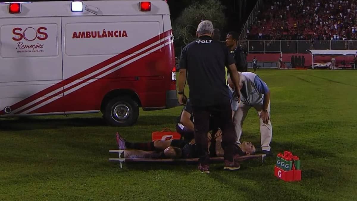 Meia do Vitória sofreu fratura na costela e está internado em Salvador