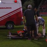 Meia do Vitória sofreu fratura na costela e está internado em Salvador