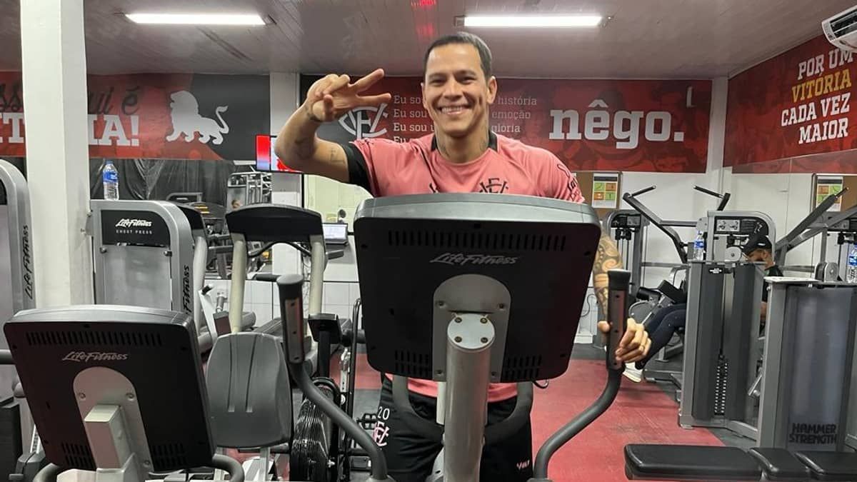 Recuperado de grave lesão, Giovanni Augusto volta aos treinos no Vitória