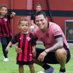 Vitória realiza tático em dia marcado pela presença de crianças no treino