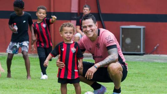 Giovanni Augusto, meia do Vitória, ao lado do filho
