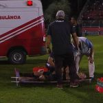 Giovanni Augusto sofre lesão grave e deixa estádio de ambulância