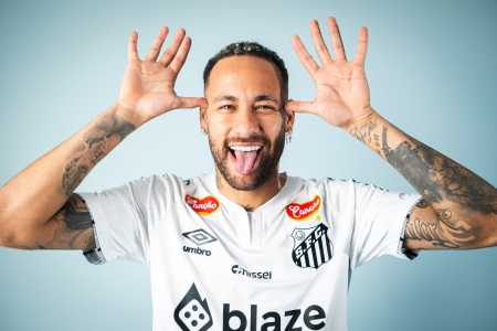 Fotos de Neymar e família com a camisa do Santos