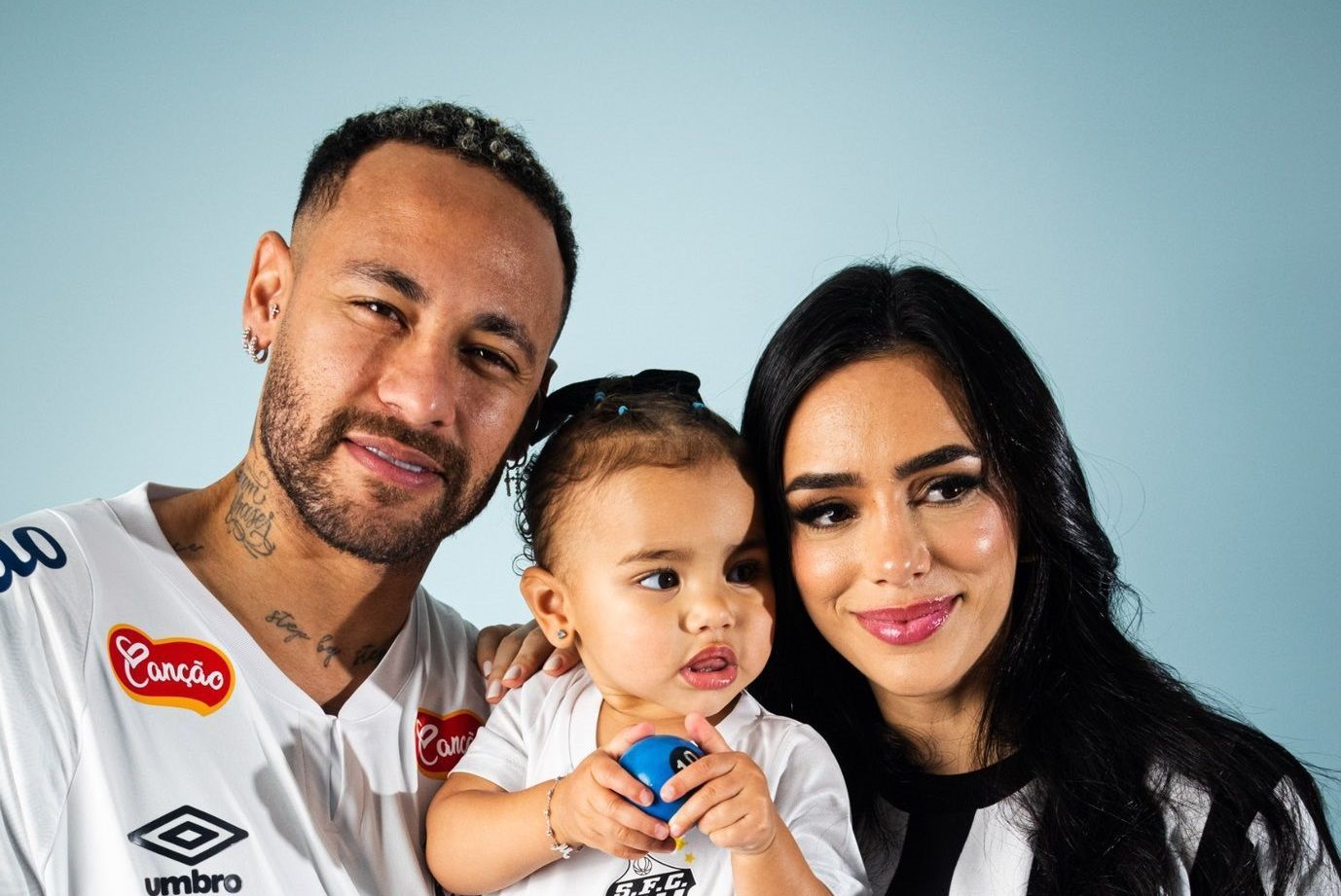 Neymar posa ao lado de Biancardi e Mavie com a camisa do Santos; veja fotos