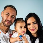 Neymar posa ao lado de Biancardi e Mavie com a camisa do Santos; veja fotos