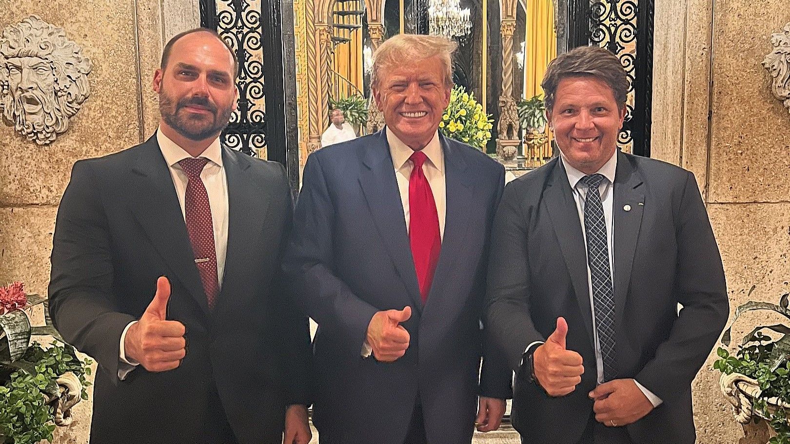 Eduardo Bolsonaro e Mario Frias jantam com Trump; republicano e Jair Bolsonaro se falam por telefone