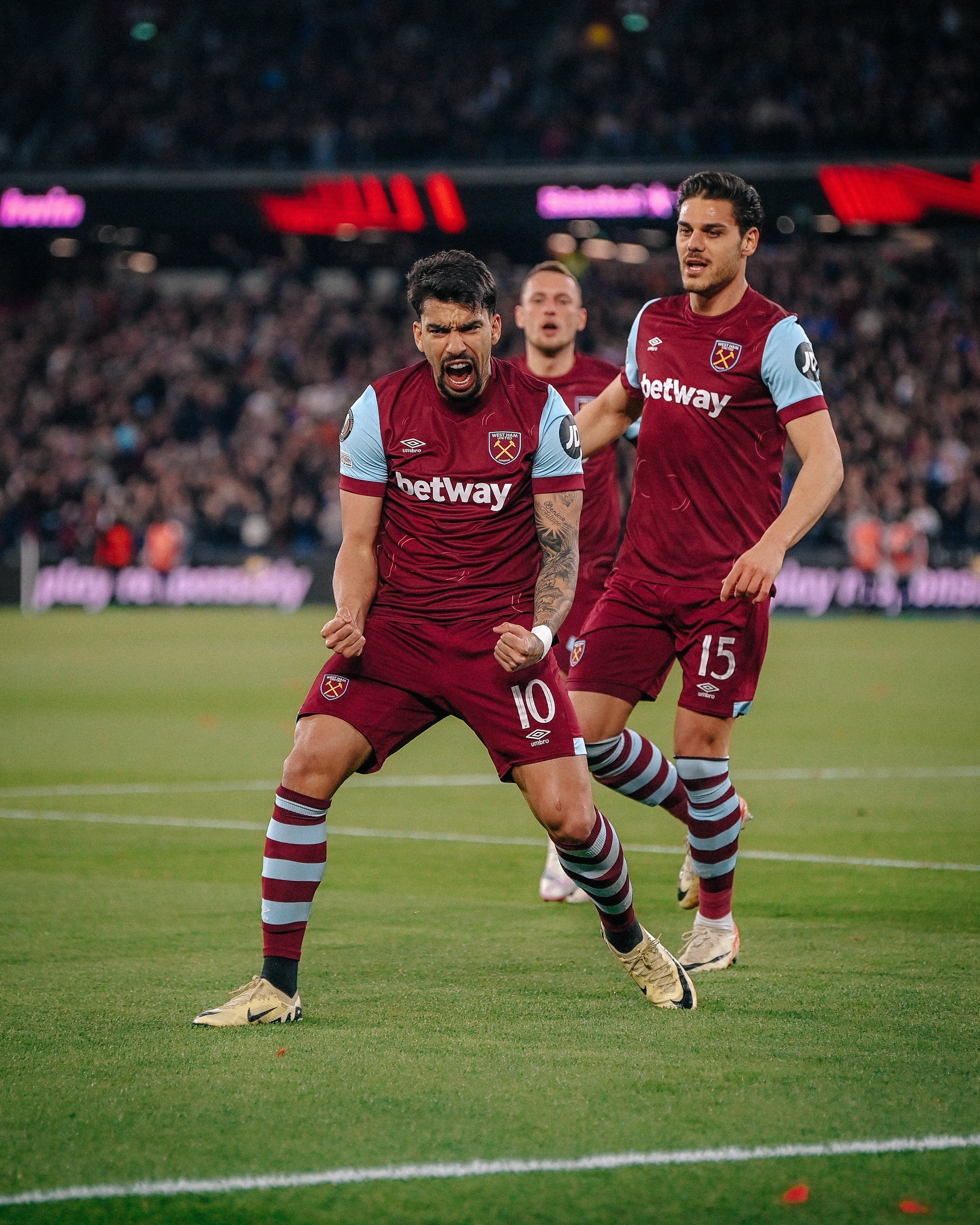 Com gol de Paquetá, West Ham goleia Freiburg e avança na Liga Europa