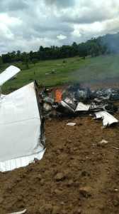 Destroços da aeronave que caiu em São Sebastião Passé, no interior da Bahia