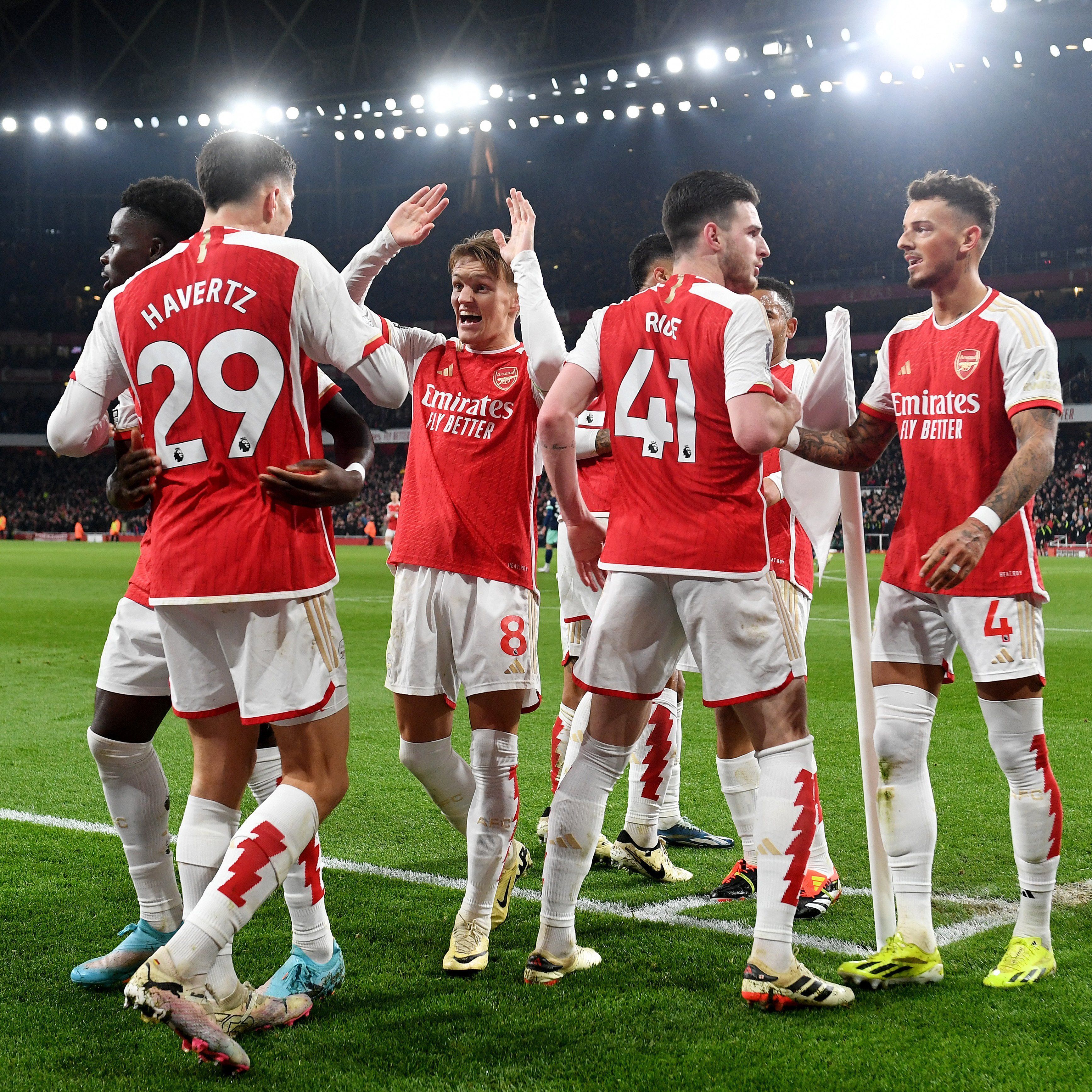 Arsenal vence Brentford, assume liderança da Premier League e coloca pressão em City e Liverpool