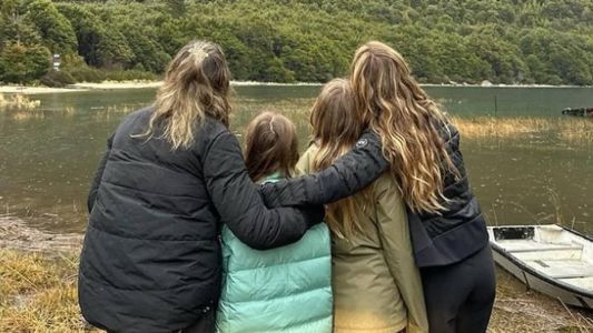 Gisele Bündchen posa com filhas e a irmã