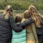 Gisele Bündchen abre álbum de fotos com a irmã gêmea