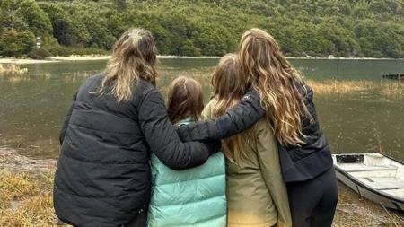 Gisele Bündchen posa com filhas e a irmã