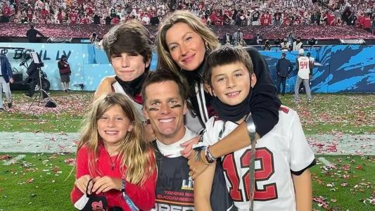 Gisele e Tom Brady em foto com os filhos Jack (à esq.), Vivian e Benjamin